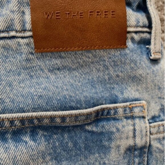 We The Free Women’s Size 31 Relaxed Straight Leg Light Wash Distressed Jeans - Picture 4 of 5